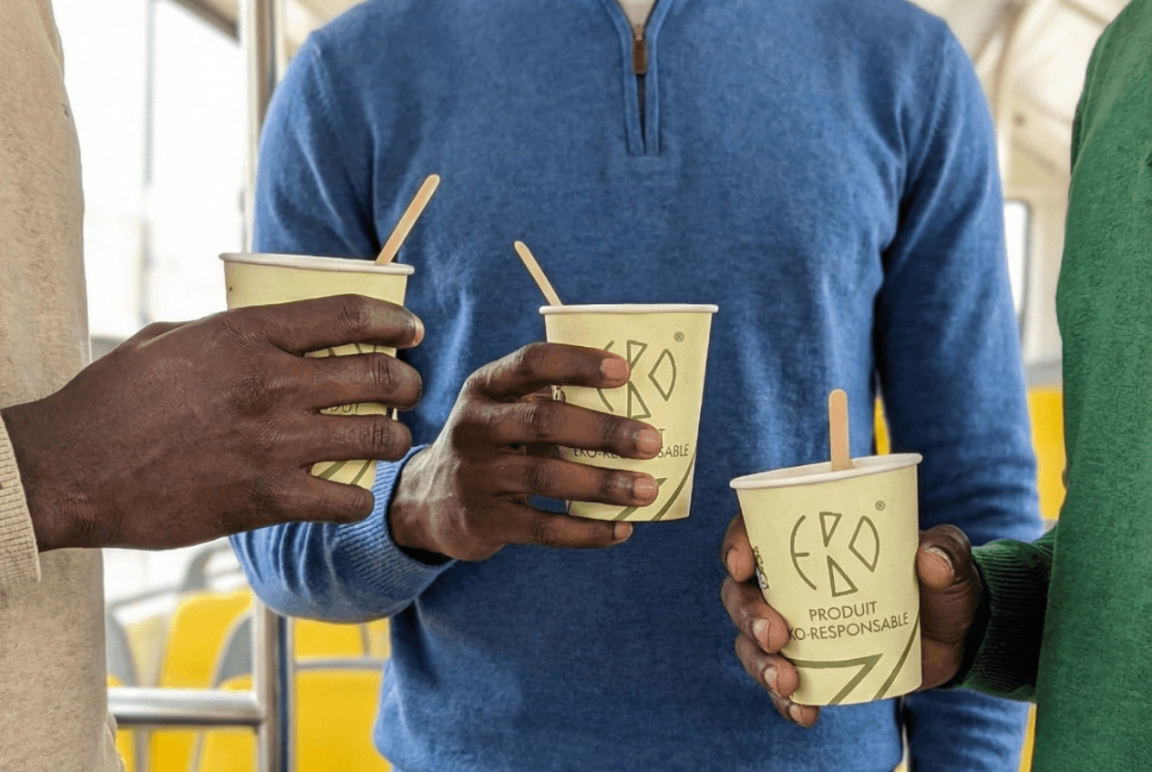 Gobelet papier Kayit 8oz en main